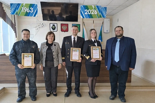 В честь Дня рыбоохраны России сотрудники Амурского территориального управления Федерального агентства по рыболовству были награждены грамотами и благодарностями главы Амурского района.